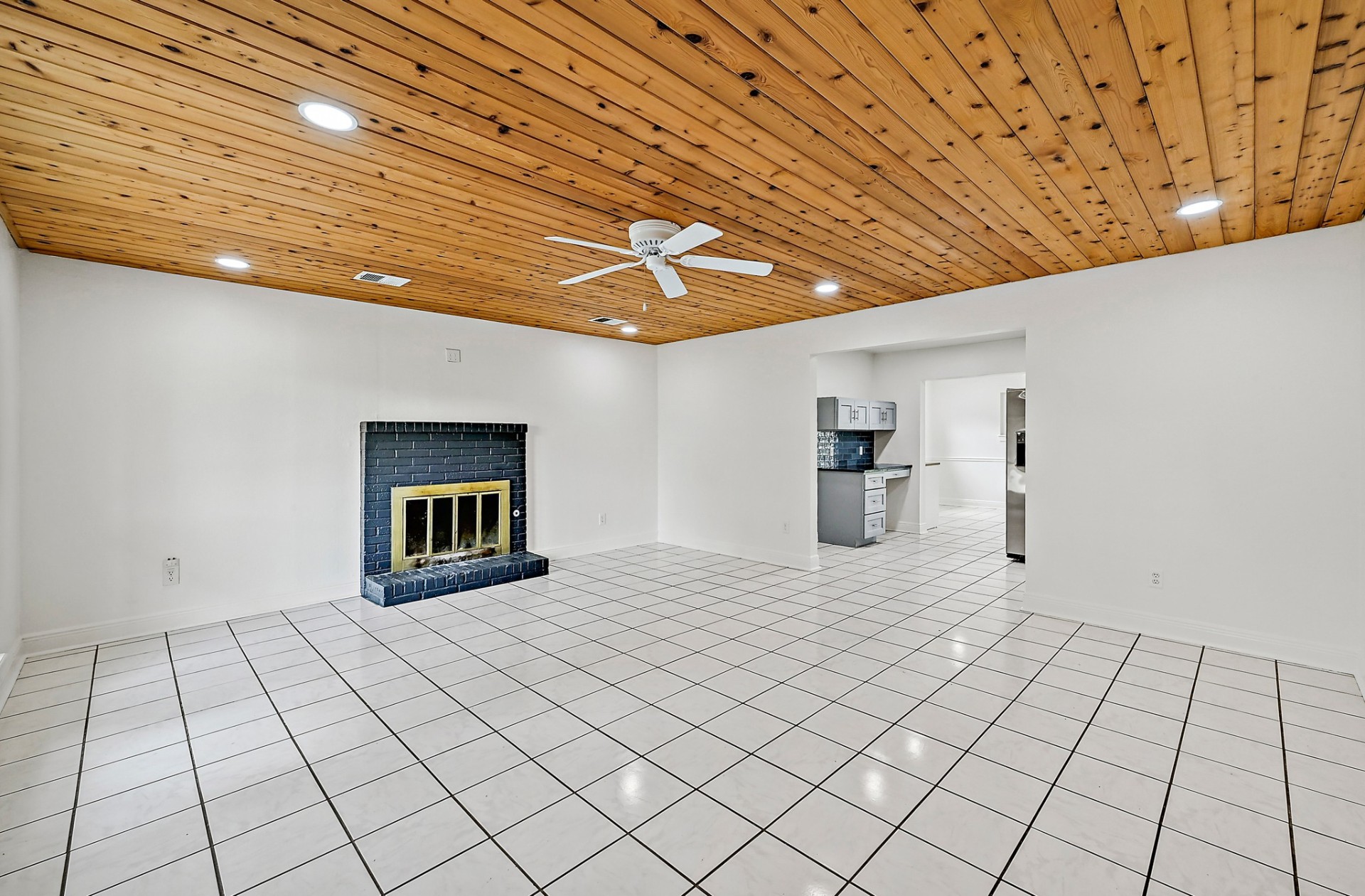 Living Room — Fireplace View — current, vacant
